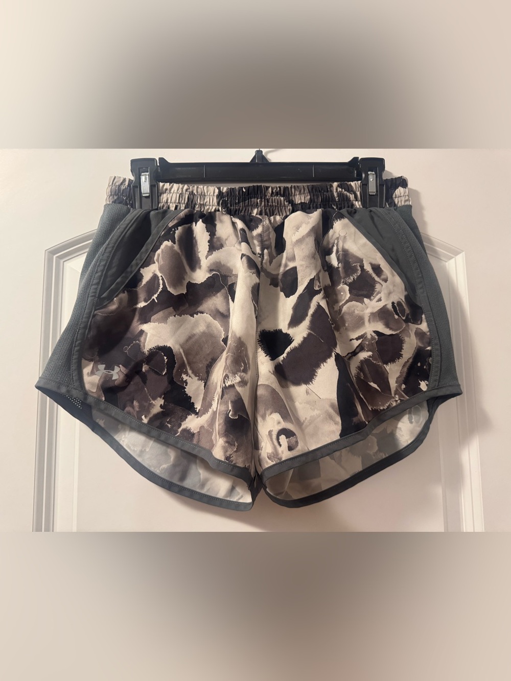 UA UNDER ARMOUR RUNNING SHORTS SIZE SMALL